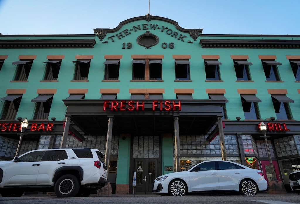(Bethany Baker  |  The Salt Lake Tribune) The Market Street Grill & Oyster Bar in the New York building in downtown Salt Lake City is closing after 50 years in business.