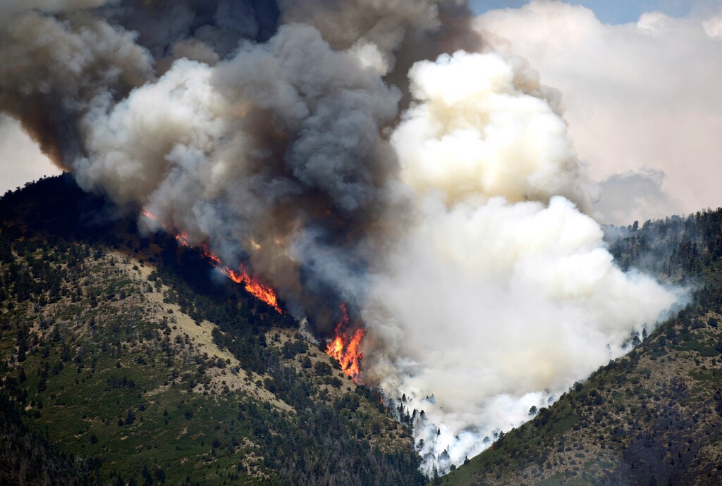 (Helen H. Richardson /The Denver Post via AP) A wildfire burns up a steep canyon Sunday, July 8, 2018, near La Veta, Colo.