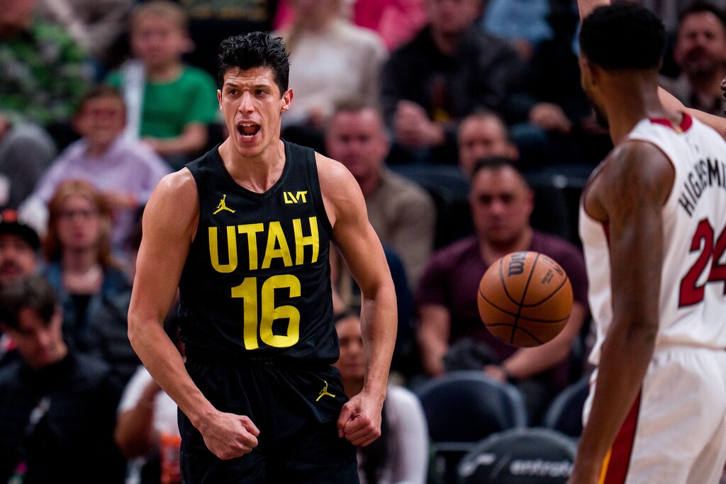 (Trent Nelson  |  The Salt Lake Tribune) Utah Jazz forward Simone Fontecchio (16) as the Utah Jazz host the Miami Heat, NBA basketball in Salt Lake City on Saturday, Dec. 30, 2023.