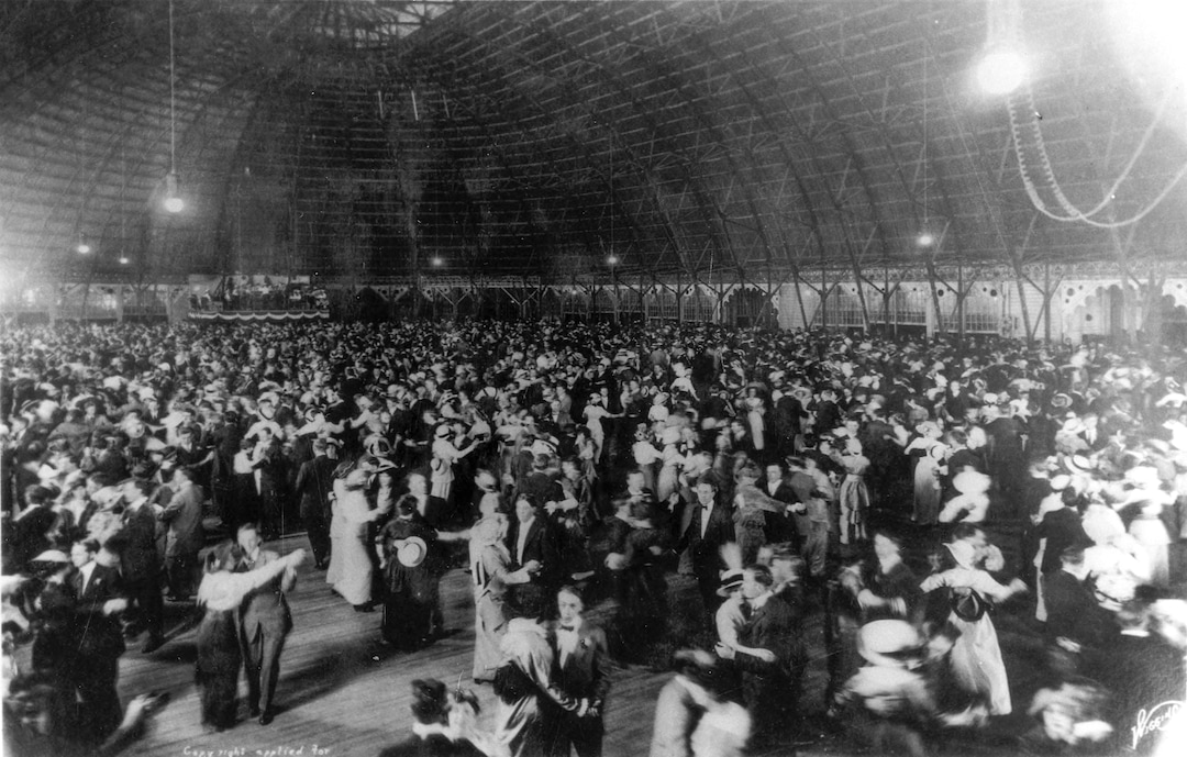 (Utah State Historical Society) The original Saltair dance pavilion, 1914.