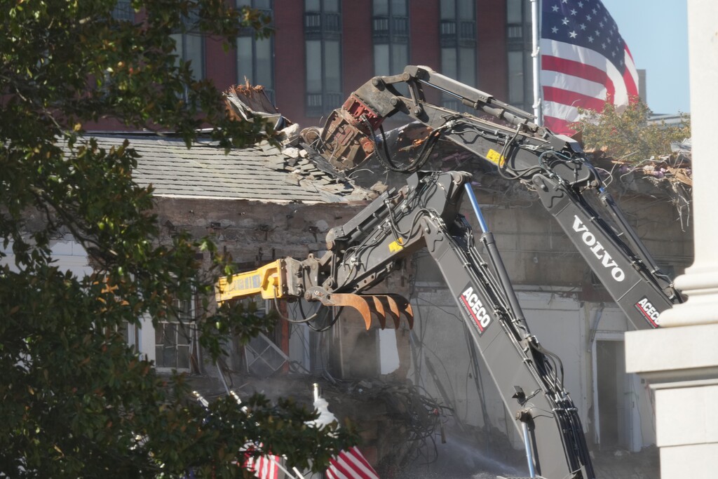 Work continues on the demolition of a part of the East Wing of the White House, Tuesday, Oct. 21, 2025, in Washington, before construction of a new ballroom. (AP Photo/Jacquelyn Martin)