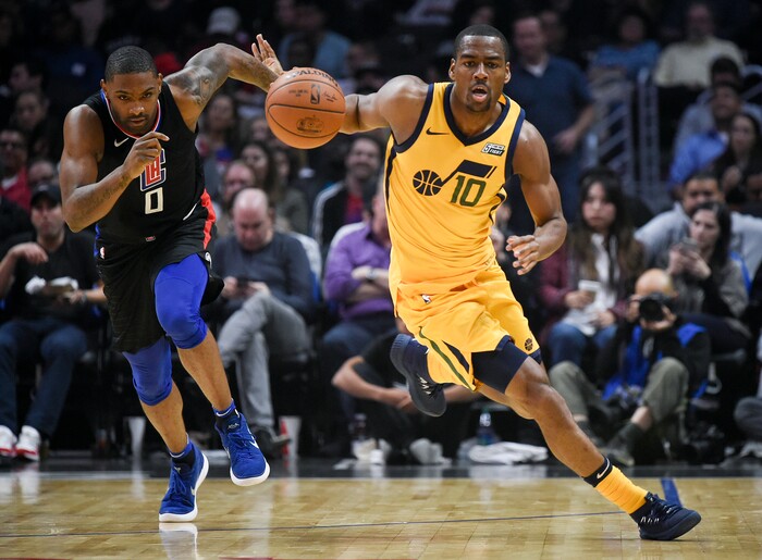 Utah Jazz guard Alec Burks, right, steals the ball off a pass to Los Angeles Clippers guard Sindarius Thornwell during the first half of an NBA basketball game in Los Angeles, Thursday, Nov. 30, 2017. (AP Photo/Kelvin Kuo)