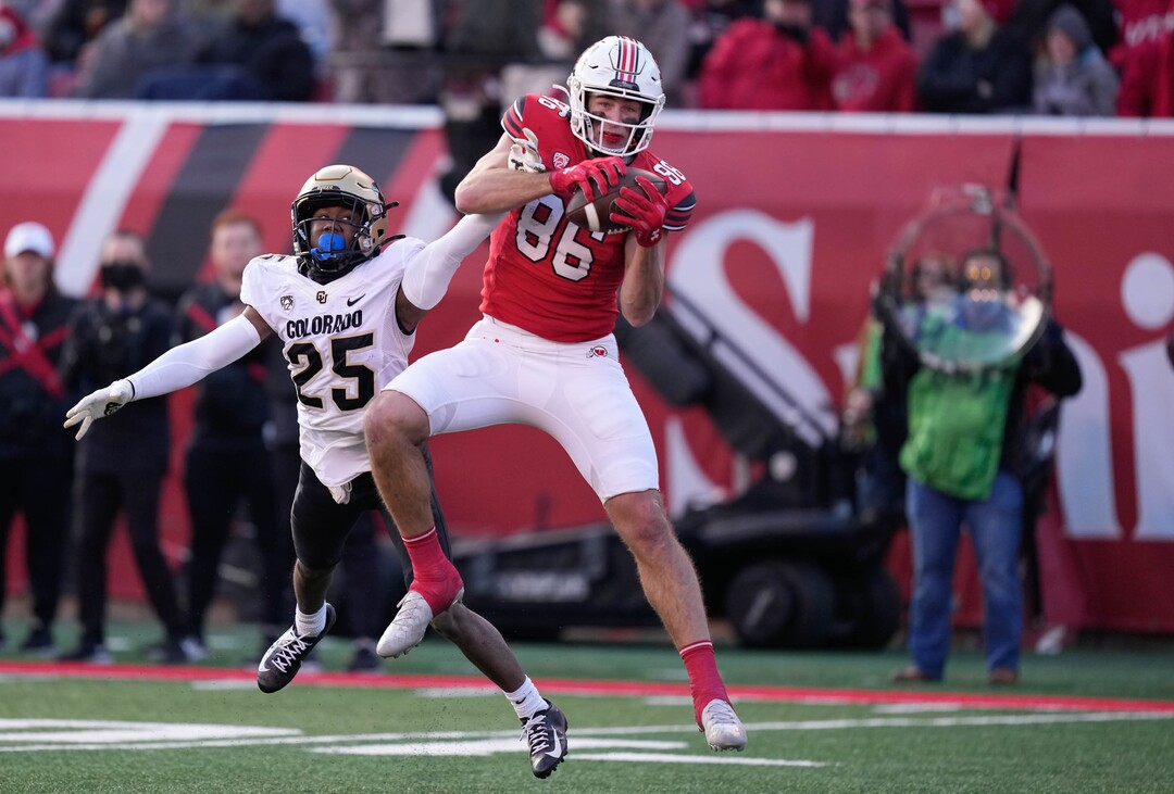 (Francisco Kjolseth | The Salt Lake Tribune) Utah Utes tight end Dalton Kincaid (86) pulls in a pass ahead of Colorado Buffaloes cornerback Nikko Reed (25) running in for a touchdown as the University of Utah hosts the Colorado Buffaloes in Pac-12 football, Friday, Nov. 26, 2021 at Rice-Eccles Stadium.
