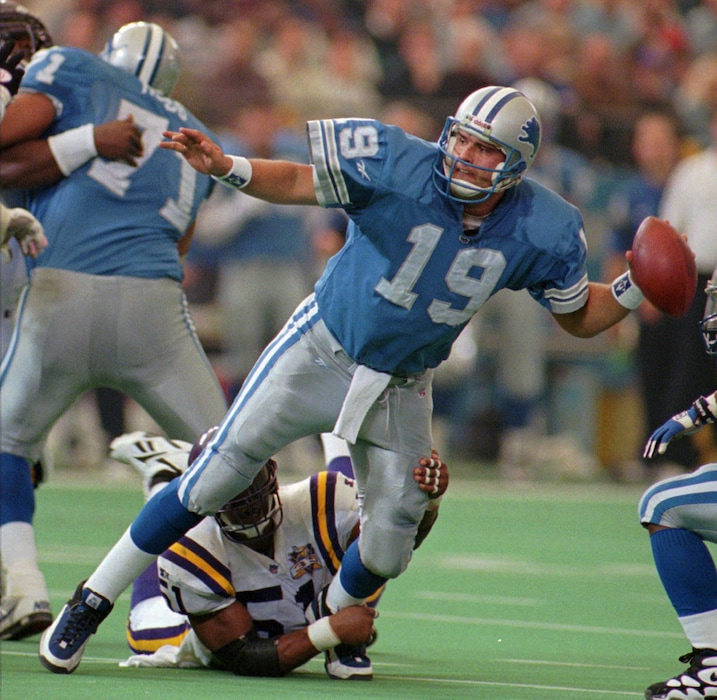 Detroit Lions quarterback Scott Mitchell (19) gets rid of the ball before Minnesota Vikings' Broderick Thomas (51) can bring him down during the second quarter, Thursday, Nov. 23, 1995, in Pontiac, Mich. Mitchell completed 30 passes for a career-high four touchdowns and 410 yards, beating Bobby Layne's single-game team record. The Lions won 44-38. (AP Photo/Tom Pidgeon)