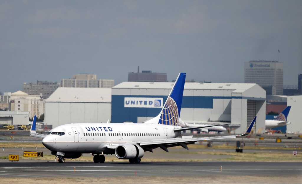 (Mel Evans | The Associated Press) In this Sept. 9, 2015, file photo, a United Airlines jet lands at Newark Liberty International Airport in Newark, N.J. United Continental Holdings, Inc. reports earnings, Tuesday, Jan. 23, 2018.