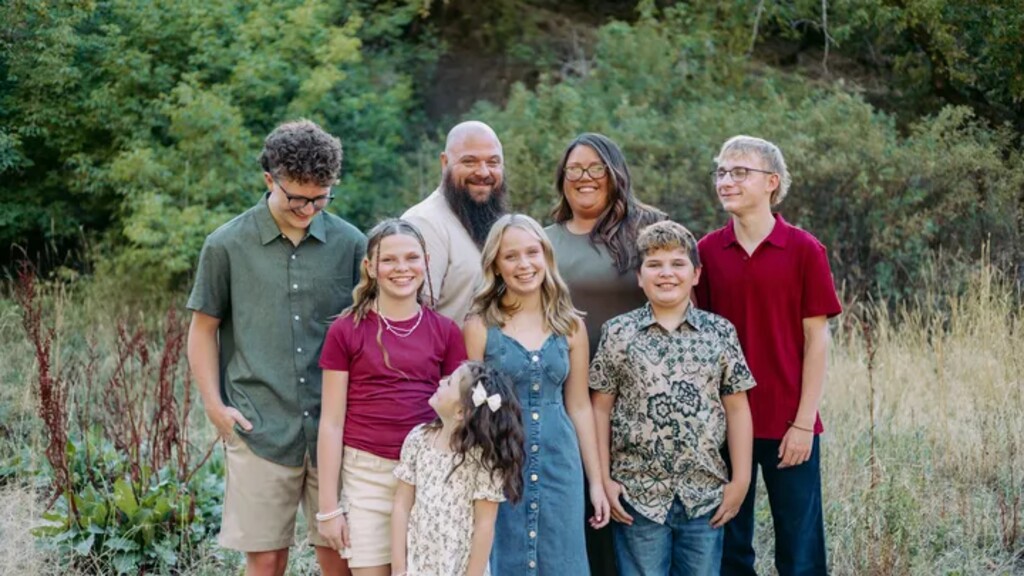 (GoFundMe) Nathan and Lindsey Bird with their six children. Five of the family members were killed in a fire at their Riverdale home on Oct. 1.