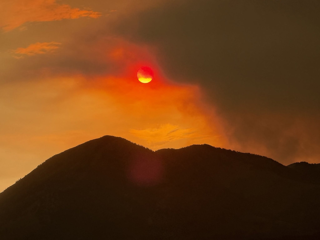 (U.S. Forest Service) Smoke from the Babylon Fire fills the sky at sunset on Monday, July 6, 2026. More than 1,200 personnel were assigned to the wildfire Tuesday as firefighters continued reinforcing containment features and protecting homes around Monticello.