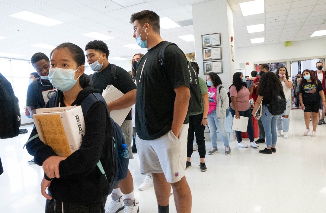 (Francisco Kjolseth | The Salt Lake Tribune) East High School students crowd the halls for the first day back of school on Tuesday, Aug. 24, 2021.