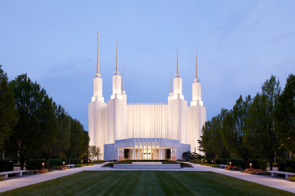 (The Church of Jesus Christ of Latter-day Saints)
The Washington D.C. Temple is illuminated at dusk in 2021.