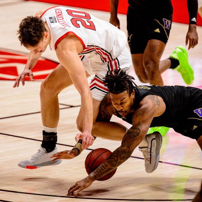 (Trent Nelson | The Salt Lake Tribune) Washington's Nate Roberts steals the ball from Utah's Mikael Jantunen as Utah hosts Washington, NCAA basketball in Salt Lake City on Thursday, Dec. 3, 2020.