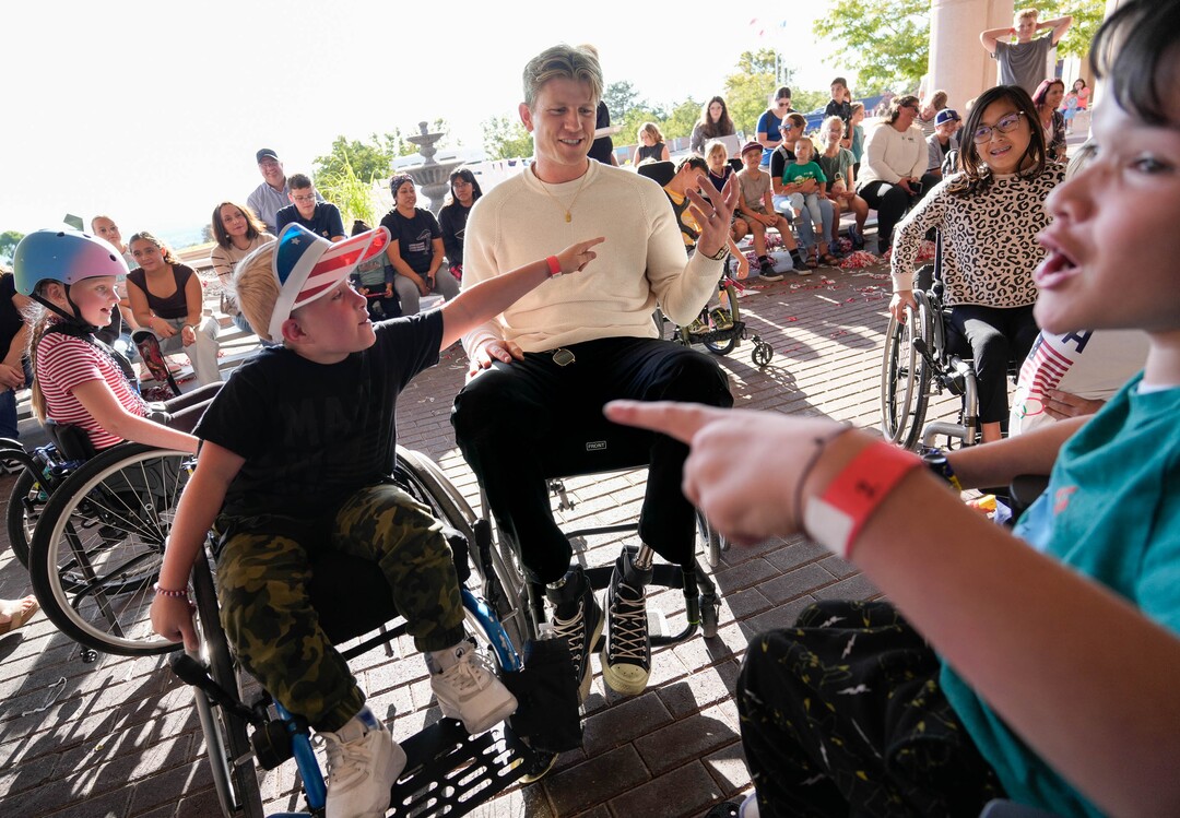 (Francisco Kjolseth  | The Salt Lake Tribune) Young patients at Shriners Children’s Hospital in Salt Lake City dish out a healthy dose of smack talk after racing Paralympic athlete Hunter Woodhall during a visit on Wednesday, Sept. 18, 2024. Woodhall had his legs amputated when he was 11 months old and spent much of his youth at the hospital.