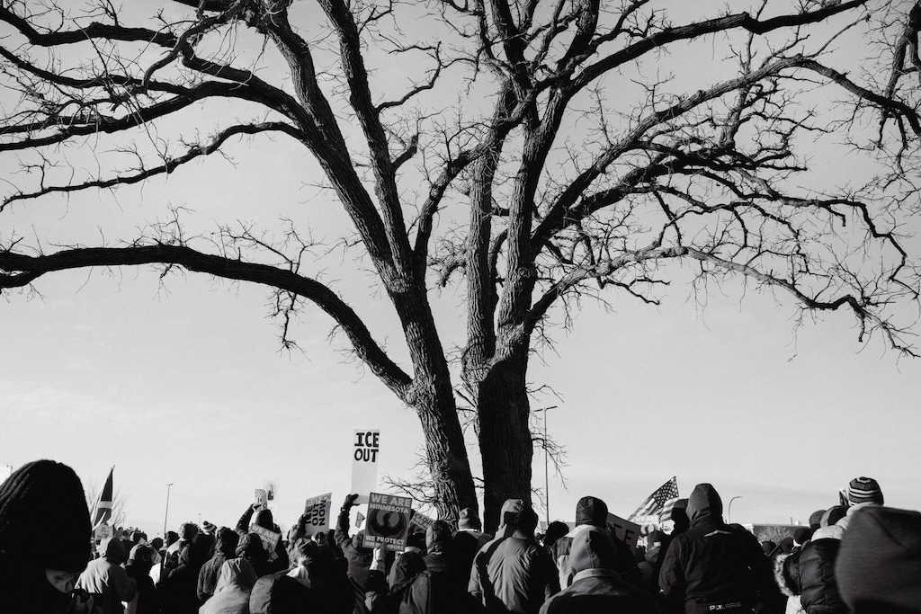 Protesters gather at the Whipple Federal Building following the arrest of journalists Don Lemon and Georgia Fort for their coverage of a protest disrupting a church service in St Paul, in Minneapolis, Jan. 30, 2026. (Paola Chapdelaine/The New York Times)