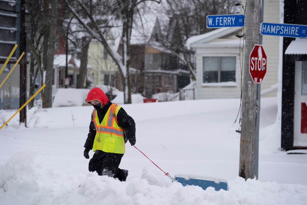 (Brendan Bannon | The New York Times)

Soren D’Lobita delivers groceries for people in need on Buffalo’s West Side, N.Y., on Dec. 26, 2022.