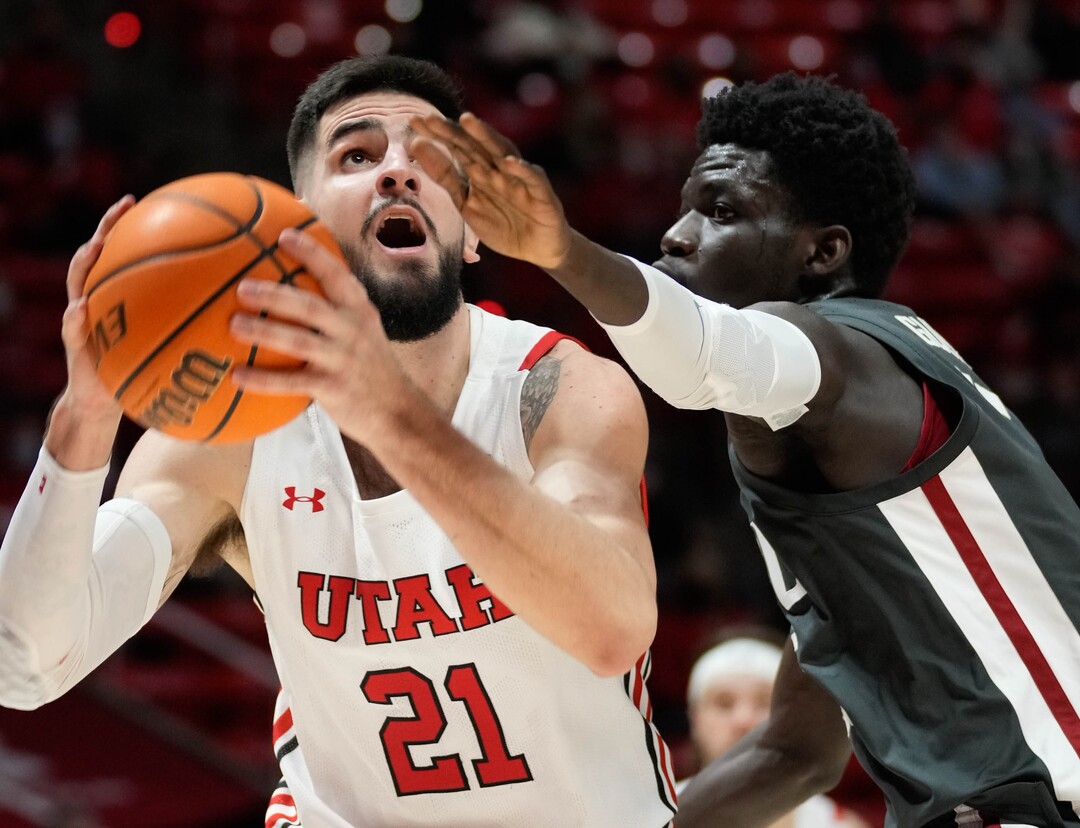 (Francisco Kjolseth | The Salt Lake Tribune) Utah Utes forward Dusan Mahorcic (21) is pressured by Washington State Cougars forward Mouhamed Gueye (35) in game action during an NCAA college basketball game at the Jon M.Huntsman Center, on Saturday, Jan. 8, 2022. Utah lost 61-77.
