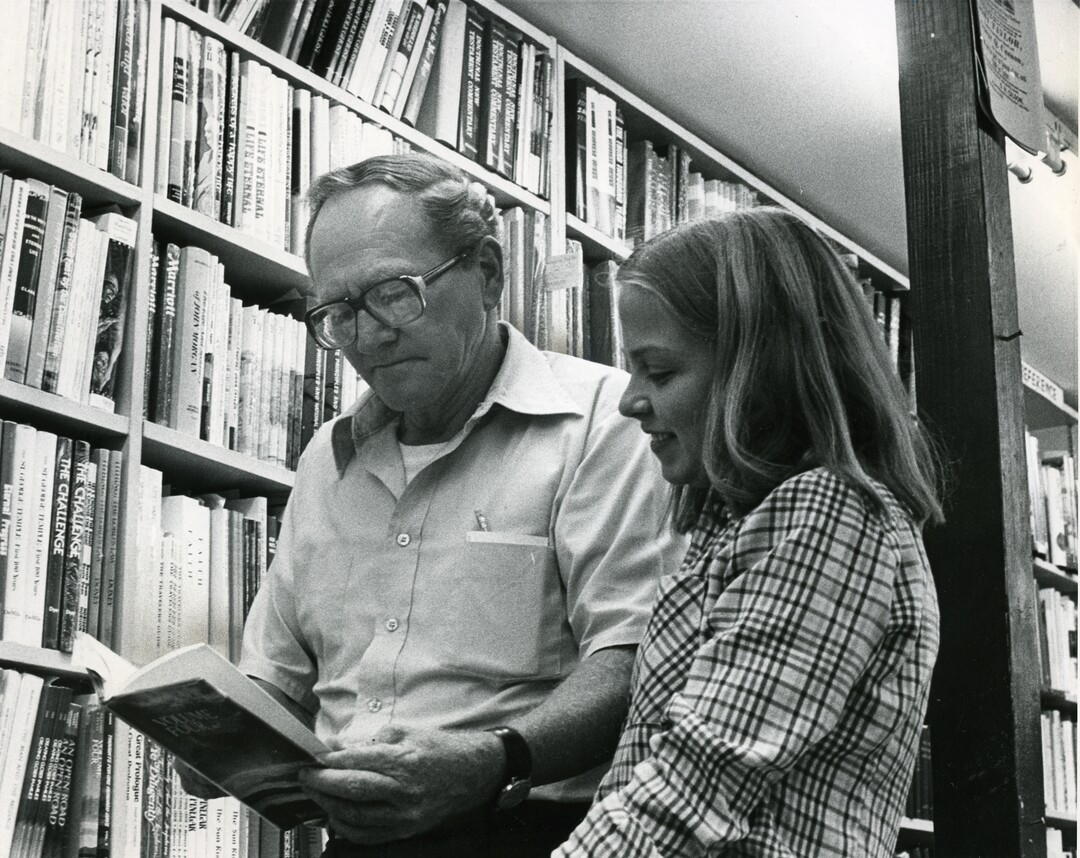 (Tribune file photo) Sam Weller speaks to Janeen Bailey at his bookstore in 1978.
