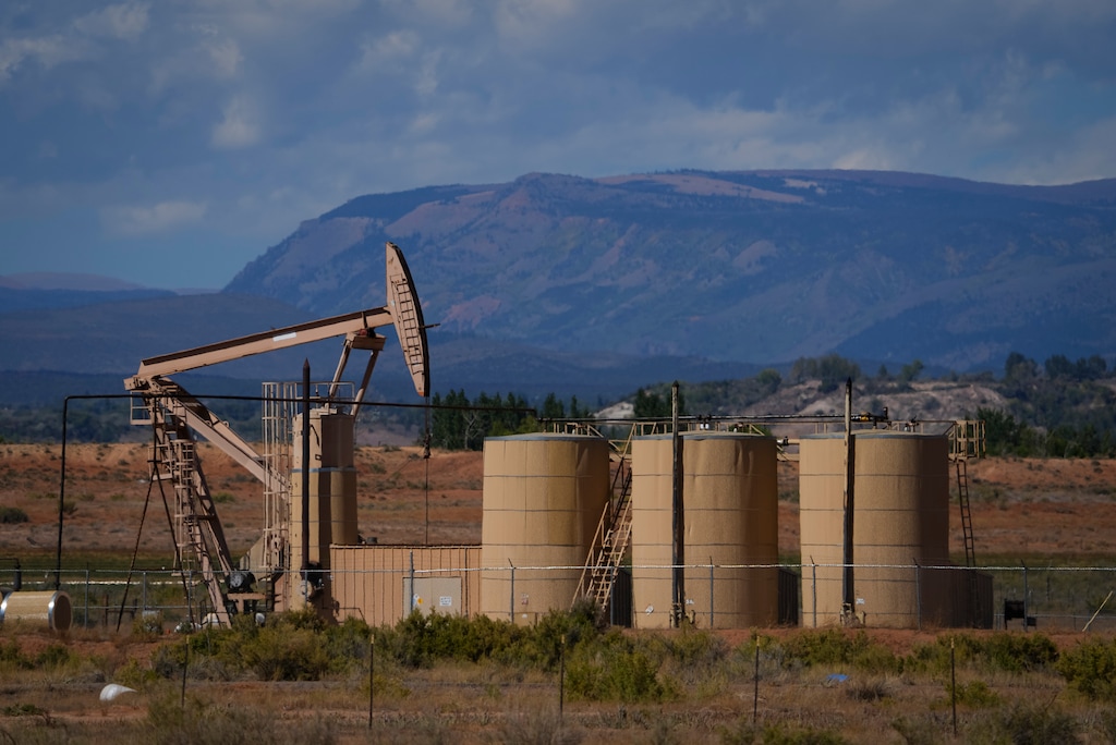 (Bethany Baker | The Salt Lake Tribune) An oil derrick is seen on state trust land within the Uintah and Ouray Reservation in Ballard on Thursday, Sept. 19, 2024.