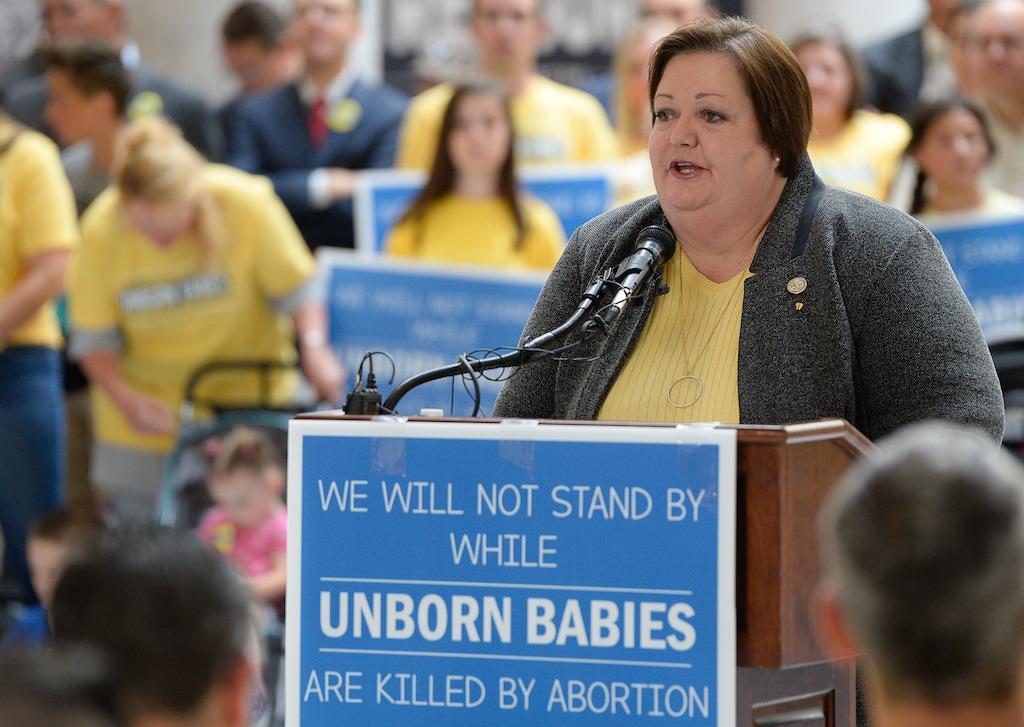 (Francisco Kjolseth | The Salt Lake Tribune) La representante Cheryl Acton, republicana de West Jordan, habla durante un evento organizado por Abortion-Free Utah en 2019. Una prohibición de aborto de 18 semanas, patrocinada por Acton en 2019, ahora puede entrar en vigencia, dijo la representante el martes 28 de junio 2022.