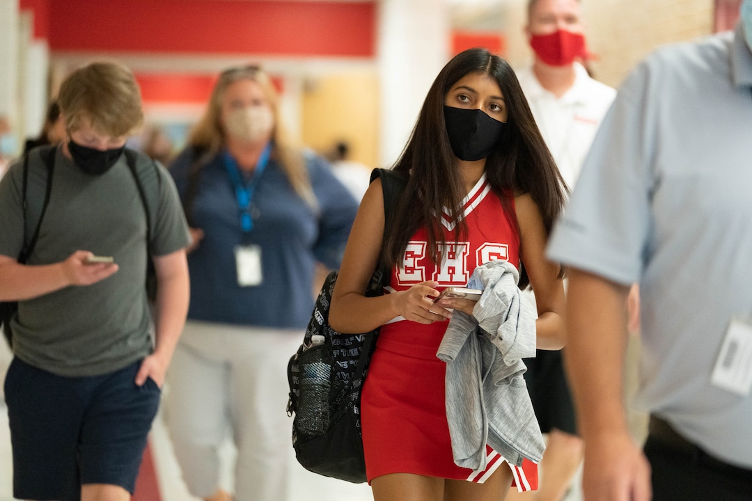 (Francisco Kjolseth | The Salt Lake Tribune) East High School students crowd the halls for the first day back of school on Tuesday, Aug. 24, 2021.