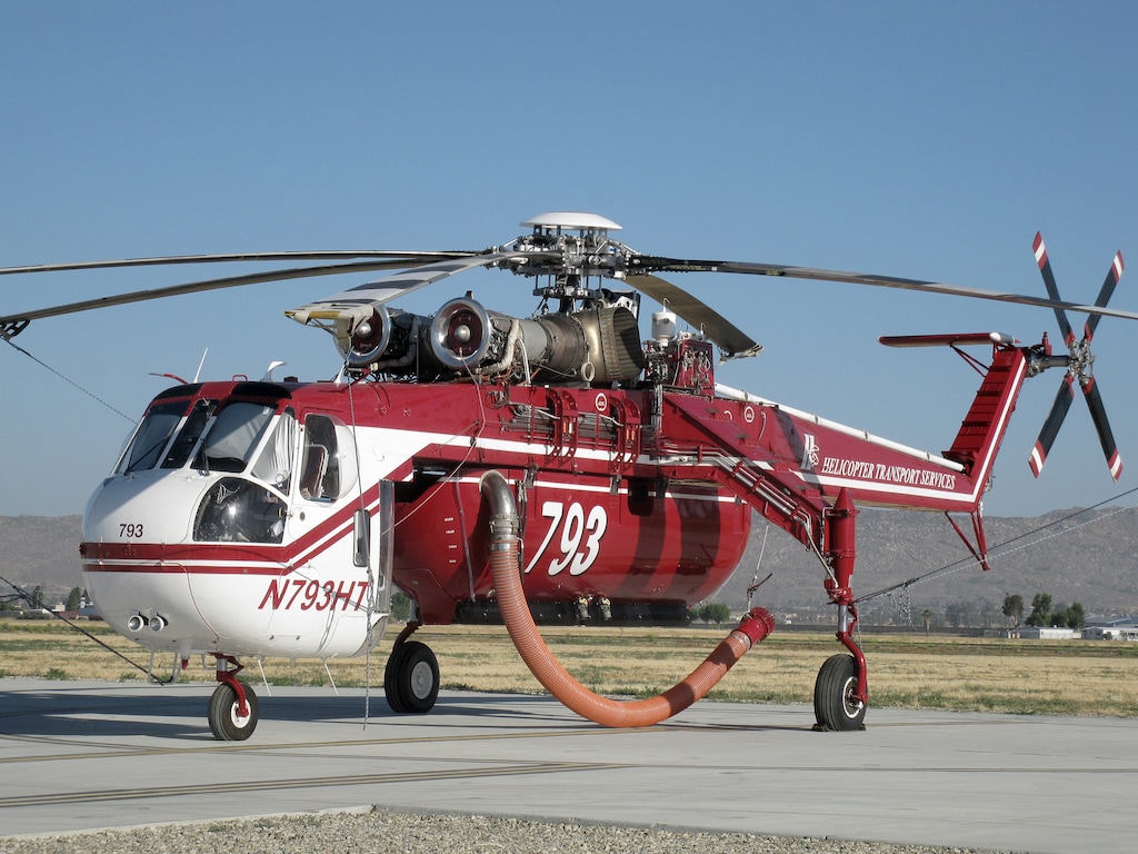 (Tequask via Wikimedia Commons) A Sikorsky S-64 helicopter with the registry N793HT in California in 2014. The aircraft was involved in a crash while fighting the Widemouth 2 Fire near Fillmore, according to the FAA.