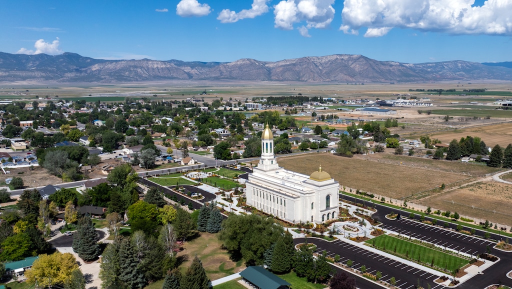 (The Church of Jesus Christ of Latter-day Saints) The Ephraim Temple, near Snow College, towers over the town.