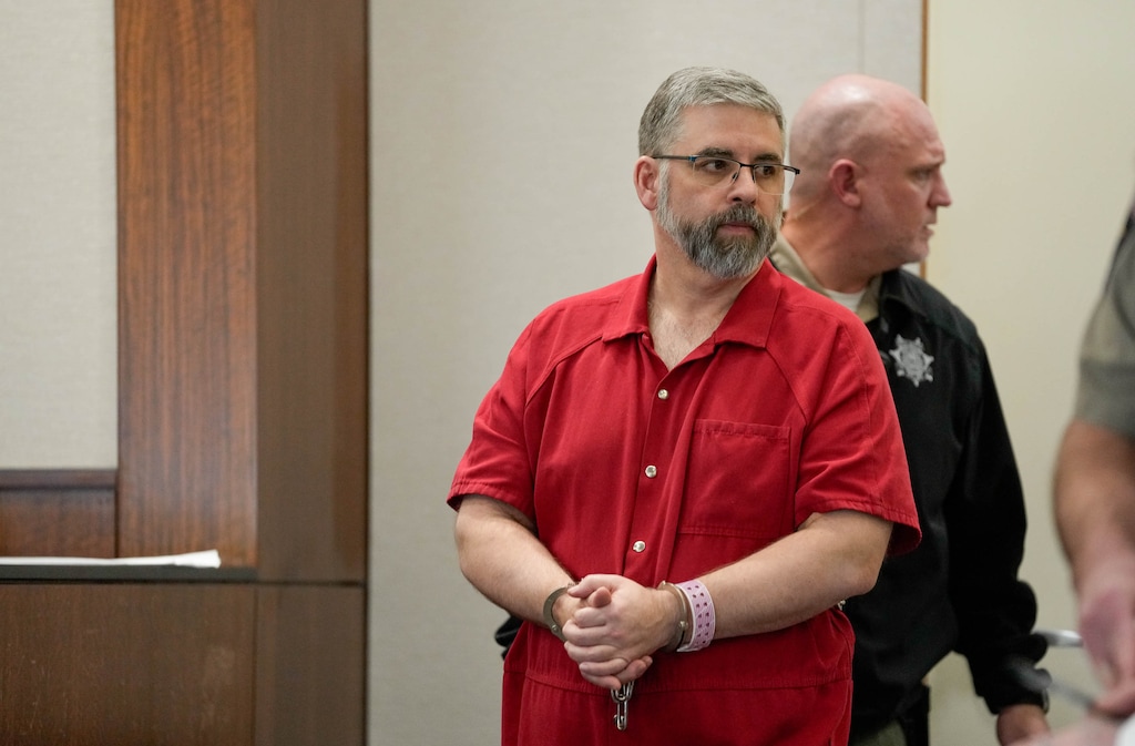 (Francisco Kjolseth | The Salt Lake Tribune) Former Utah therapist Robert Dindinger is sentenced in Provo after he admitted to secretly recording patients undressing and to possessing child sex abuse materials, Monday, Feb. 2, 2026.
