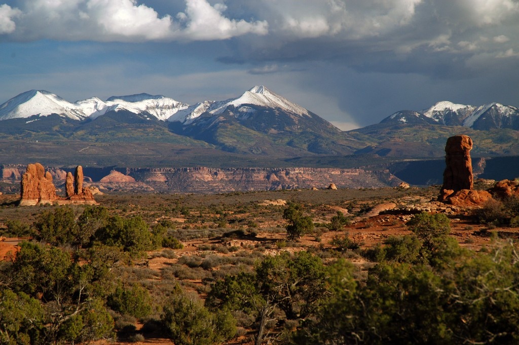 (via Wikimedia Commons) La Sal mountain range, as seen from Arches National Park, in 2004.