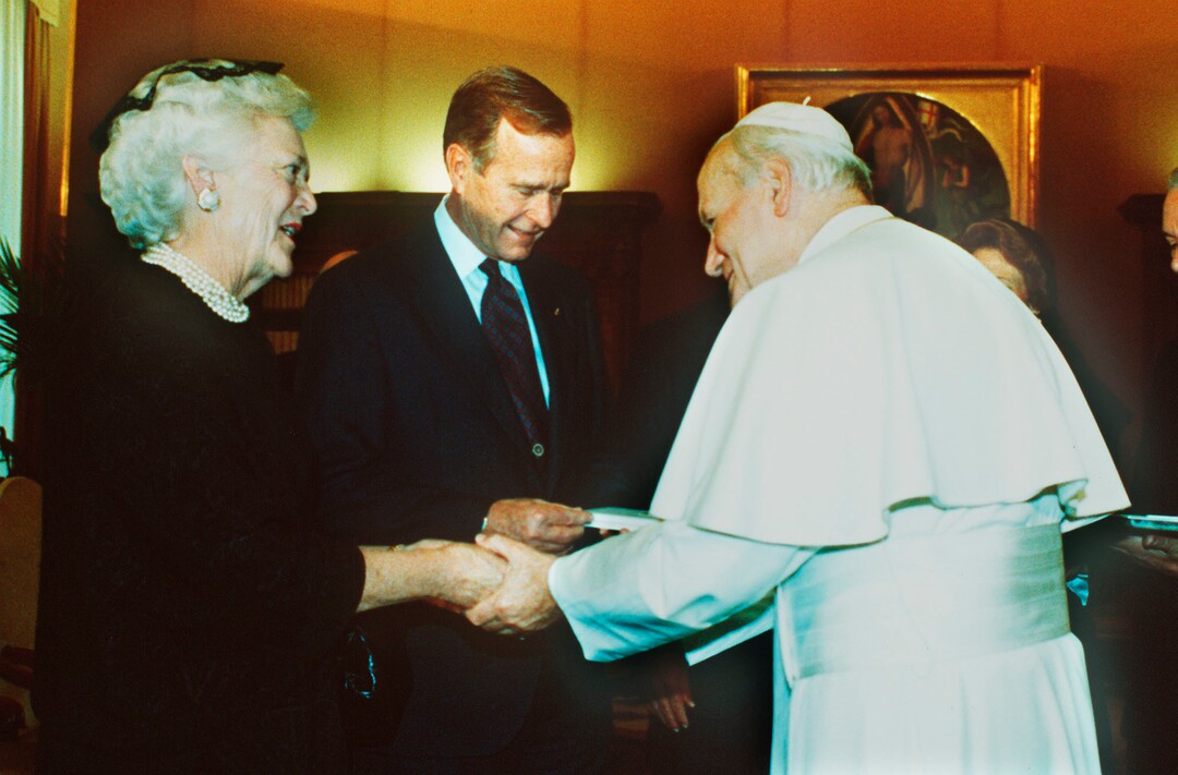 FILE - In this Aug. 11, 1991, file photo, Barbara and George H.W. Bush exchange gifts with Pope John Paul II in a private meeting, before the U.S. president meets with other churchmen in the Vatican. A family spokesman said Tuesday, April 17, 2018, that former first lady Barbara Bush has died at the age of 92. (AP-Photo/Denis Paquin, File)