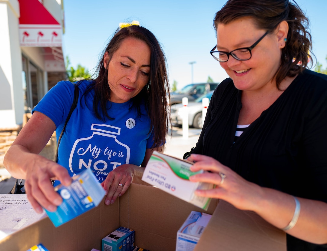 (Trent Nelson  |  The Salt Lake Tribune)  Jennifer Draney makes a delivery of donated insulin to Stephanie Arceneaux in Centerville on Friday Sept. 13, 2019.