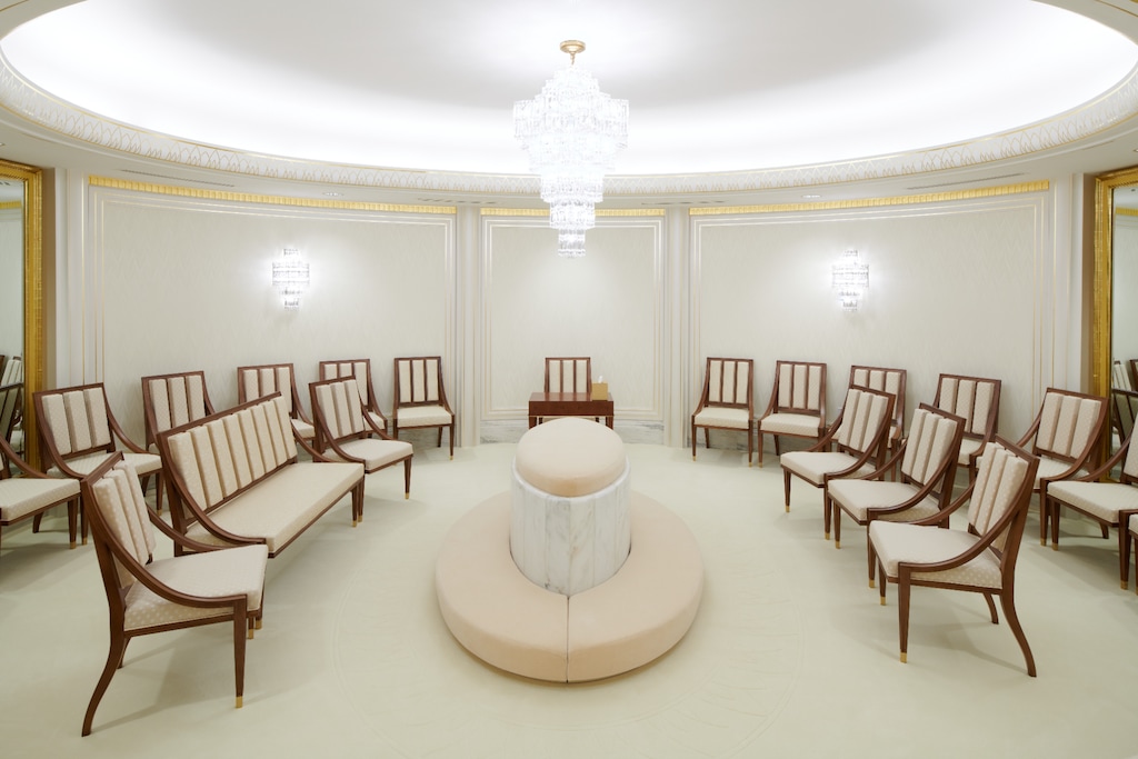(The Church of Jesus Christ of Latter-day Saints) A sealing room in the Washington D.C. Temple.