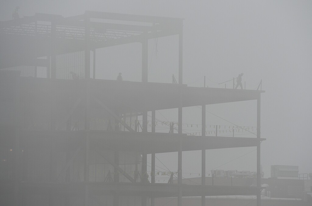 (Francisco Kjolseth | The Salt Lake Tribune) Construction crews are obscured by heavy flog and haze as part of ongoing University of Utah hospital construction work on Friday, Jan. 11, 2019.