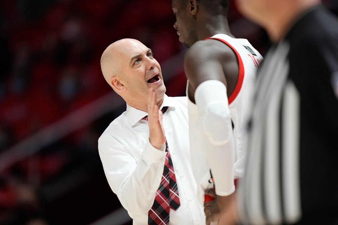 (Francisco Kjolseth | The Salt Lake Tribune) Utah basketball coach Craig Smith talks to his players as they take on the Washington State Cougars during an NCAA college basketball game at the Jon M.Huntsman Center, on Saturday, Jan. 8, 2022. Utah lost 61-77.