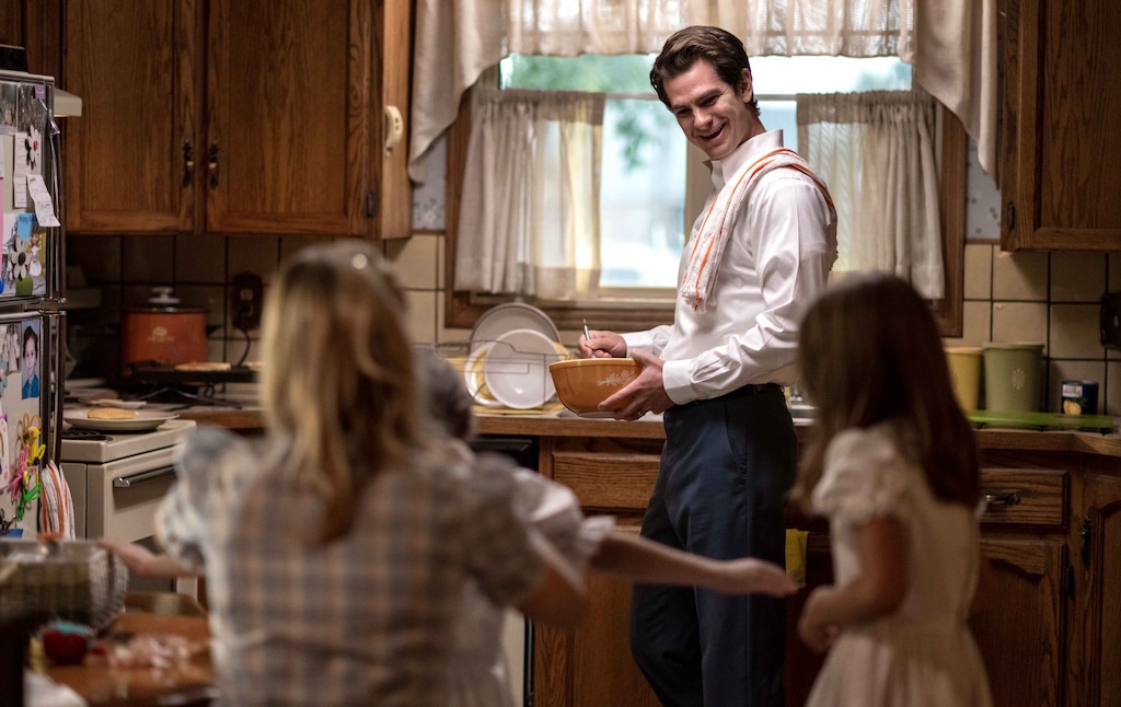 (Michelle Faye | FX) Det. Jeb Pyre (Andrew Garfield) at home with his daughters in "Under the Banner of Heaven."