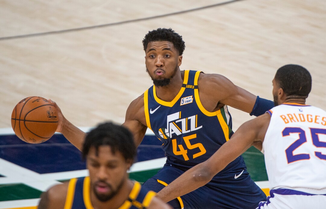 (Rick Egan | The Salt Lake Tribune) Utah Jazz guard Donovan Mitchell (45), passes the ball as he is guarded by Phoenix Suns forward Mikal Bridges (250. in NBA action between the Utah Jazz and the Phoenix Suns, on Thursday, Dec. 31, 2020.