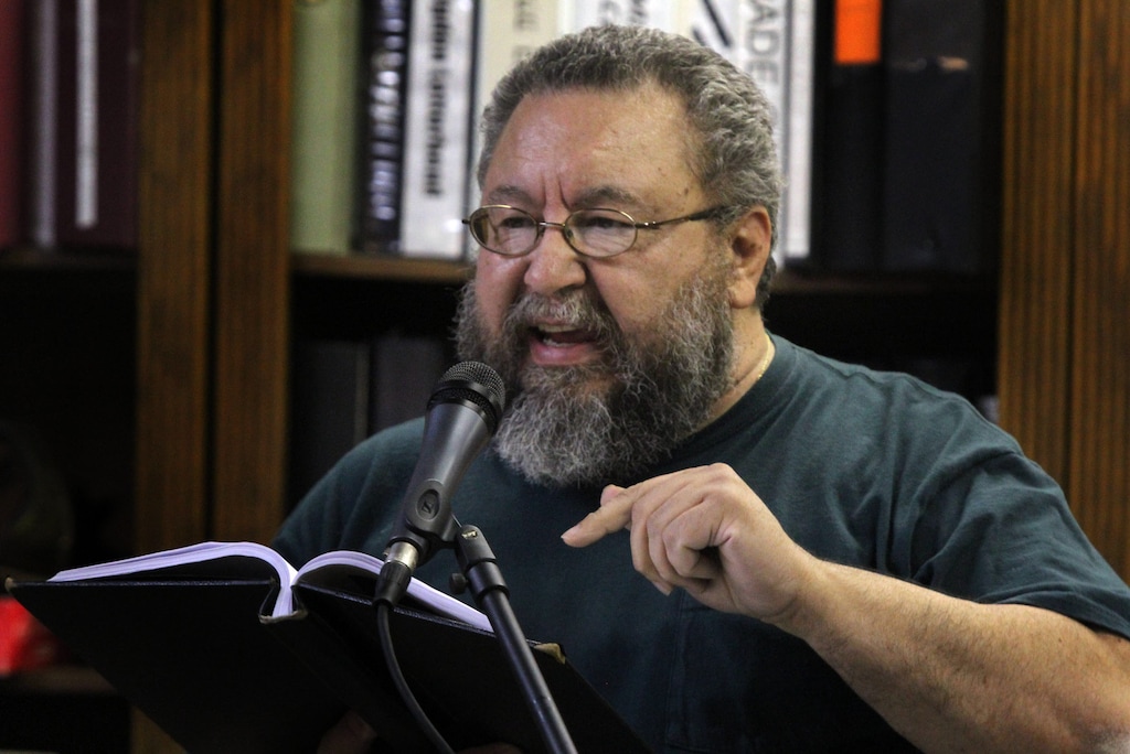(Rick Egan | The Salt Lake Tribune) Alex Caldiero performs at Ken Sanders Rare Books in 2010. Caldiero died Feb. 9, 2026, in an Orem hospital.