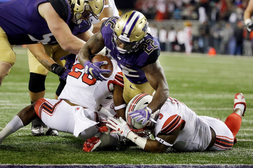 Washington's Lavon Coleman (22) scores on a 6-yard pass reception against Utah during the first half of an NCAA college football game Saturday, Nov. 18, 2017, in Seattle. (AP Photo/Elaine Thompson)