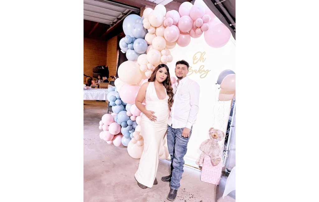 (Selene Flores) Lorenzo Chávez Rascón y su novia, Samarit Solano, quienes viven juntos en West Valley City y esperan una hija a finales de marzo.