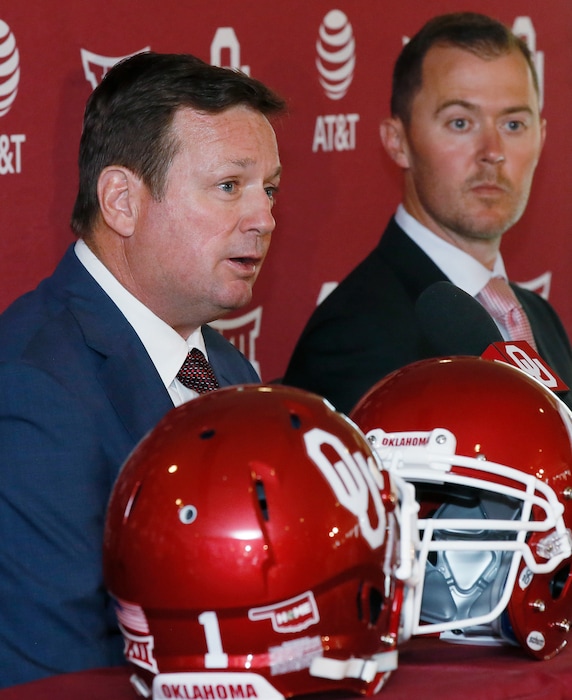 Oklahoma football coach Bob Stoops, left, speaks at a news conference to announce his retirement in Norman, Okla., Wednesday, June 7, 2017. At right is offensive coordinator Lincoln Riley, who has been named Stoops' successor. (AP Photo/Sue Ogrocki)
