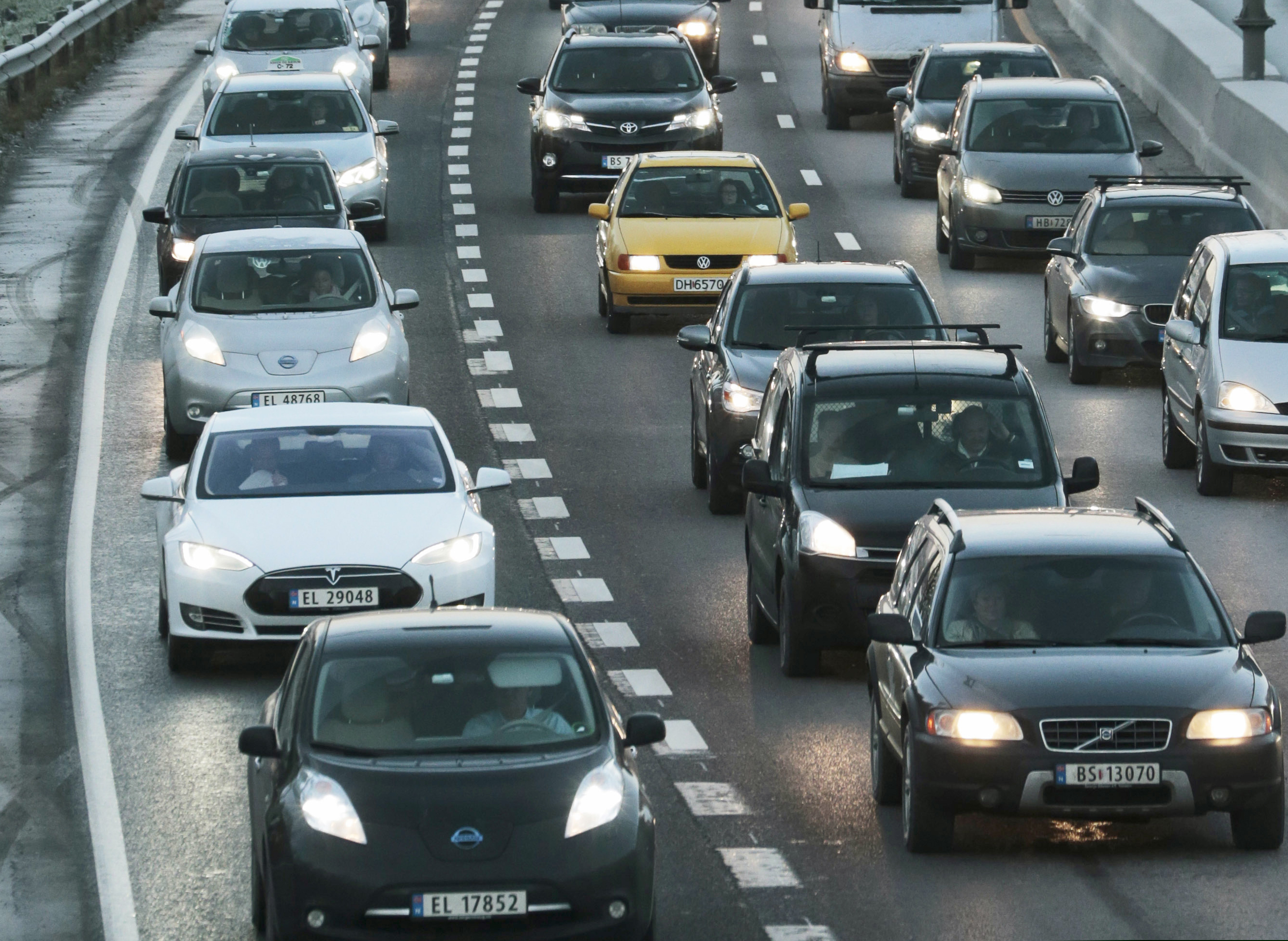 (Lise Aserud | NTB Scanpix via AP file photo)  In this Nov. 26, 2014 photo, electric cars queue in the bus lane, left, on the main road into Oslo, Norway.