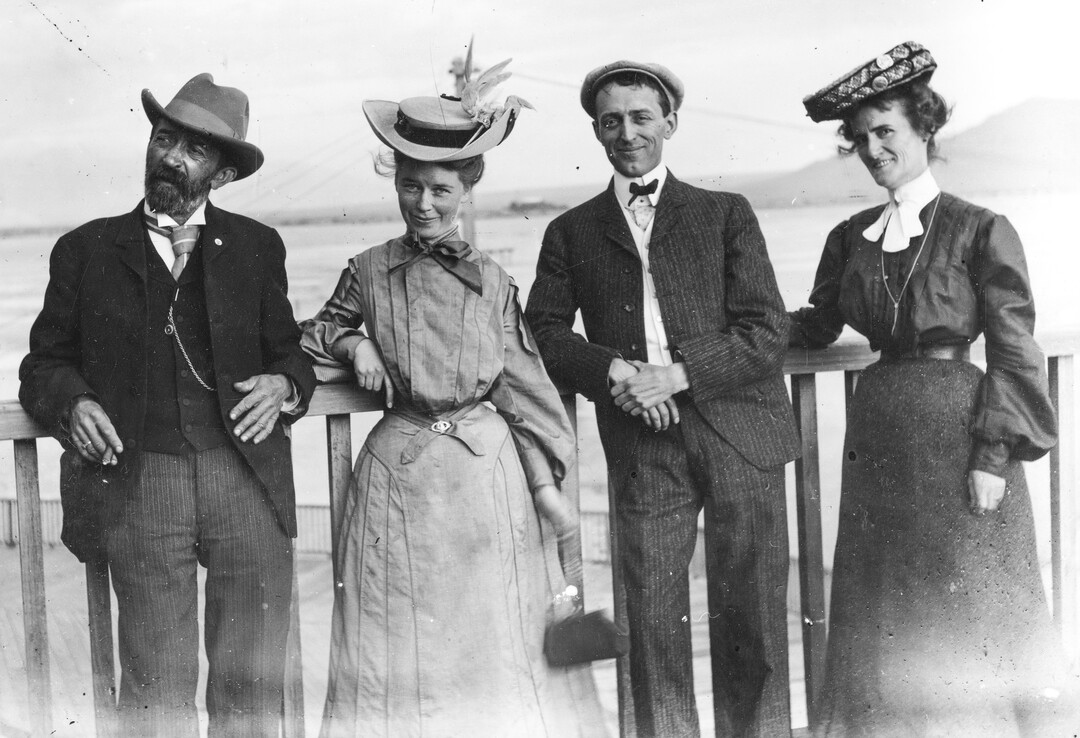 (Utah State Historical Society) Visitors to the original Saltair Resort.