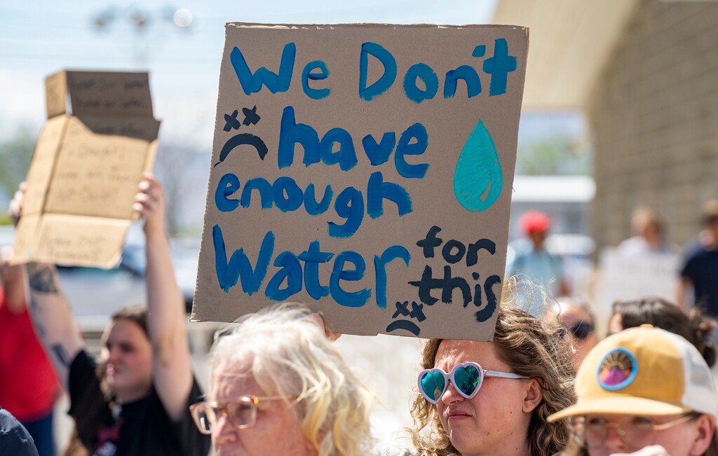 (Rick Egan | The Salt Lake Tribune) Pattilyn Mclaughlin joins protesters before a Box Elder County Commission meeting in Tremonton on Tuesday, May 4, 2026.