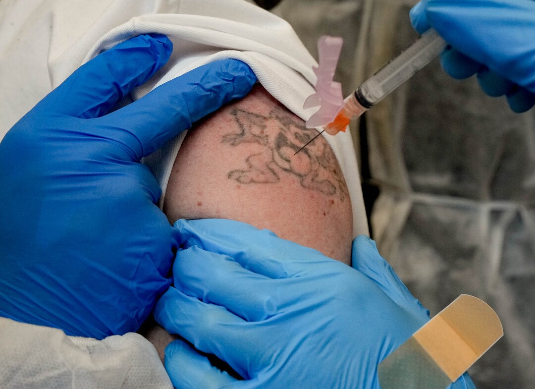(Francisco Kjolseth | The Salt Lake Tribune) An incoming inmate agrees to getting the COVID-19 vaccination by Nomi Health personal administering the Johnson and Johnson vaccine at the Utah State Prison in Draper on Tuesday, July 27, 2021.