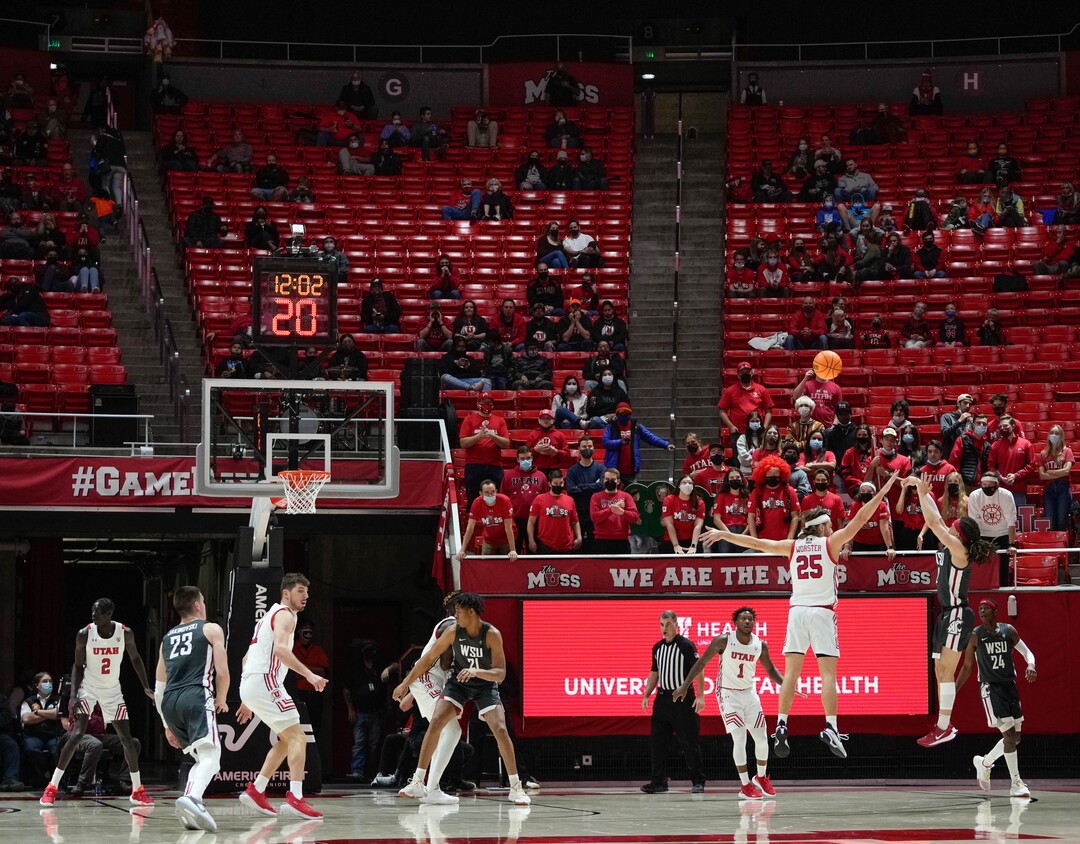(Francisco Kjolseth | The Salt Lake Tribune) The Utah Utes take on the Washington State Cougars at the Jon M.Huntsman Center, on Saturday, Jan. 8, 2022. Utah lost 61-77.