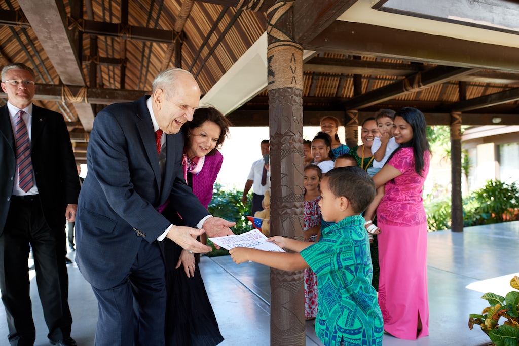 (Photo courtesy of The Church of Jesus Christ of Latter-day Saints)
Boy greets President Russell M. Nelson and his wife, Wendy, in Samoa.