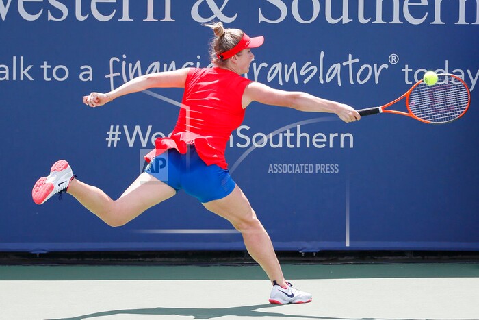 Elina Svitolina, of Ukraine, returns to Julia Goerges, of Germany, at the Western & Southern Open tennis tournament, Friday, Aug. 18, 2017, in Mason, Ohio. (AP Photo/John Minchillo)