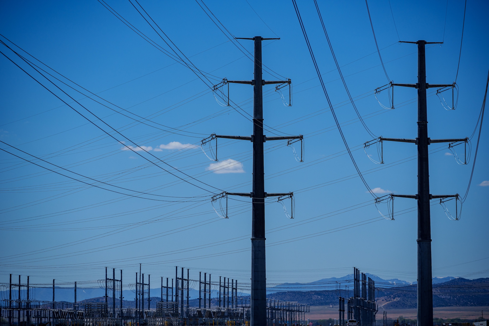 Utah wildfires prompt power shut-offs, leaving thousands without ...