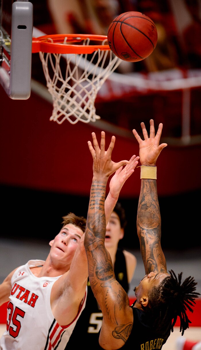 (Trent Nelson | The Salt Lake Tribune) Utah's Branden Carlson as Utah hosts Washington, NCAA basketball in Salt Lake City on Thursday, Dec. 3, 2020.