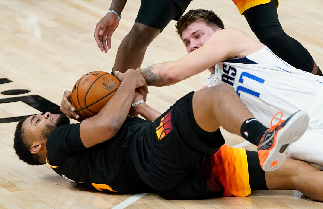 (Rick Egan | The Salt Lake Tribune)  Utah Jazz forward Juwan Morgan (16) goes for a loose ball along with Dallas Mavericks guard Luka Doncic (77), in NBA action between the Utah Jazz and the Dallas Mavericks at Vivint Arena, on Friday, Jan. 29, 2021.