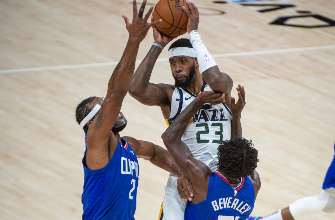 (Rick Egan | The Salt Lake Tribune) Utah Jazz forward Royce O'Neale (23) is double-teamed by LA Clippers forward Kawhi Leonard (2) and LA Clippers guard Patrick Beverley (21), in NBA action between the Utah Jazz and the LA Clippers at Vivint Arena, on Friday, Jan. 1, 2021.