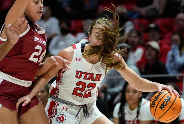(Francisco Kjolseth | The Salt Lake Tribune) Utah Utes forward Jenna Johnson (22) battles Oklahoma Sooners guard Skylar Vann (24) as the University of Utah hosts the Oklahoma Sooners in women’s NCAA basketball in Salt Lake City on Wednesday, Nov. 16, 2022.
