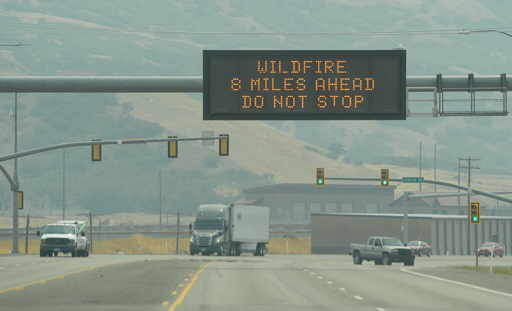 (Francisco Kjolseth | The Salt Lake Tribune) Signs warn motorists of the Coal Hollow Fire burning along Highway 6 in Utah County, Saturday Aug. 11, 2018.